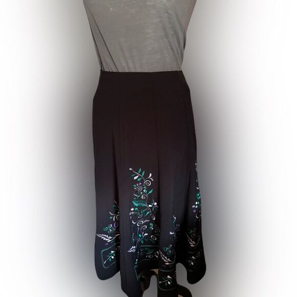 Sunny Leigh Embroidered Full Skirt, Elegant and Fun, Delicate Details, Size 6 - Picture 2 of 6